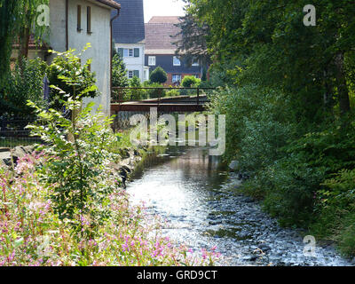 Le ruisseau serpente à travers Heubisch Steinach idéalement près de Sonneberg, Thuringe Banque D'Images