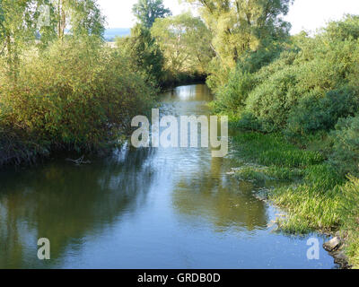 La rivière coule à travers le Itzgrund Itz, Haute-Franconie, sur son chemin à la main Banque D'Images