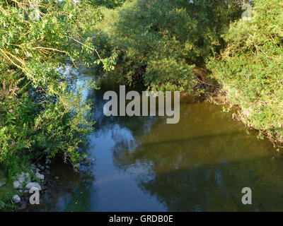 La rivière coule à travers le Itzgrund Itz, Haute-Franconie, sur son chemin à la main Banque D'Images