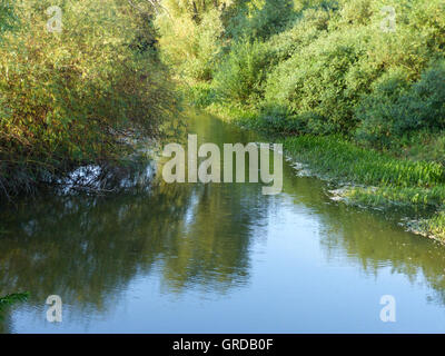 La rivière coule à travers le Itzgrund Itz, Haute-Franconie, sur son chemin à la main Banque D'Images