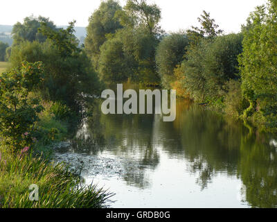 La rivière coule à travers le Itzgrund Itz, Haute-Franconie, sur son chemin à la main Banque D'Images