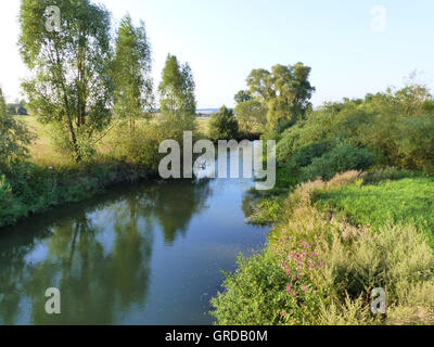 La rivière coule à travers le Itzgrund Itz, Haute-Franconie, sur son chemin à la main Banque D'Images