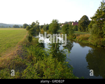 La rivière coule à travers le Itzgrund Itz, Haute-Franconie, sur son chemin à la main Banque D'Images