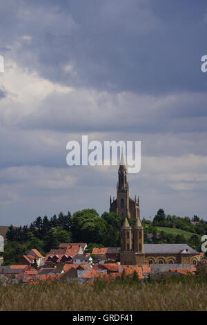 Waldboeckelheim En Rhénanie-palatinat Allemagne,l'Europe. Avec le célèbre Bergkirche protestante et catholique de l'église paroissiale Saint Banque D'Images