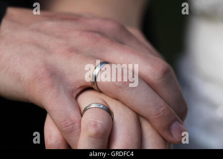 Les mains de la jeune mariée et se toilettent Banque D'Images