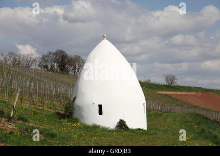 Trullo dans les vignes près de Uffhofen en Hesse rhénane, Allemagne Banque D'Images