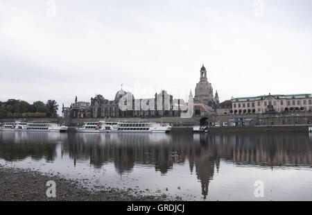 Dresde au matin, vue sur l'Elbe à l'église Frauenkirche et la terrasse, Bruehlsche Capial de Saxe Banque D'Images