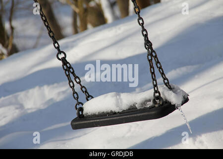 Swing en hiver avec de la neige Banque D'Images