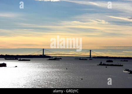 Vue du coucher de soleil à partir de la Statue de la liberté à l'Tunnel Brooklyn-Battery Banque D'Images