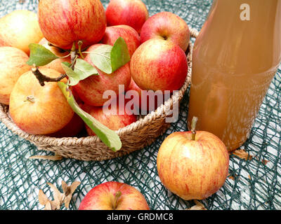 Pommes et jus de pommes maison Banque D'Images