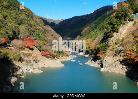 Le mont Arashiyama, de l'autre côté de la rivière Banque D'Images