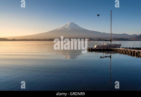 Le mont Fuji au petit matin avec la réflexion sur le lac kawaguchiko Banque D'Images