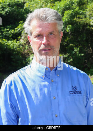 Directeur du Zoo Dr. Kai Perret présente des lionceaux blancs au Zoo Magdebourg Banque D'Images