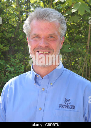 Directeur du Zoo Dr. Kai Perret présente des lionceaux blancs au Zoo Magdebourg Banque D'Images