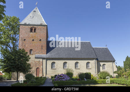 Église et cimetière dans le village Skelby Falster Danemark Banque D'Images