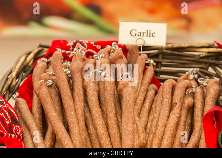 Spécialité de saucisse dans un panier sur un étal du marché Banque D'Images