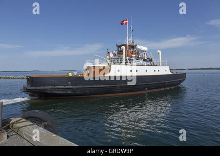 Petite voiture Ferry dans Stubbenkoebing Bogoe En Route vers Banque D'Images