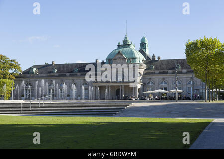 Grand Spa maison avec des fontaines dans les jardins du spa de Bad Oeynhausen Banque D'Images