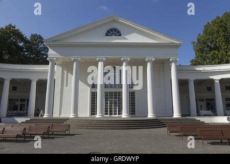 Maison dans le domaine spa de Bad Oeynhausen avec colonnes et Bancs Banque D'Images