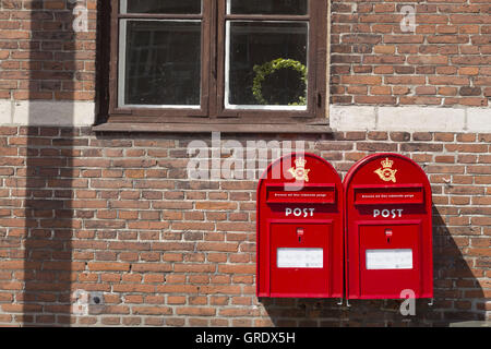 Deux boîtes mail rouge sur mur de brique d'une maison à Stege Danemark Banque D'Images