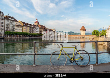 Location en centre-ville historique de Lucerne avec le célèbre Pont de la chapelle avec ciel bleu et nuages à Lucerne, Suisse Banque D'Images