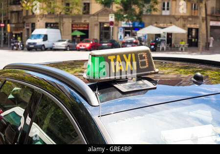 Gratuitement une voiture de taxi va par Barcelone. Détail de toit Banque D'Images