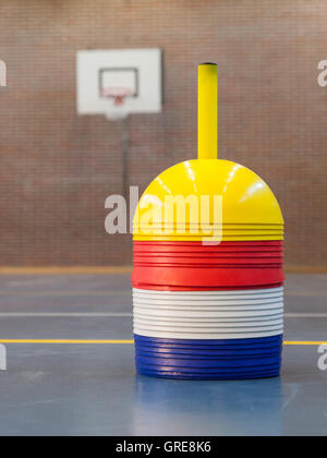 Intérieur d'une salle de sport à l'école Banque D'Images
