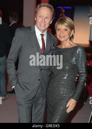 Singer Peter Kraus et actrice Uschi Glas durant l'Avent Festival de lumières 100 000 2015 à Suhl Banque D'Images