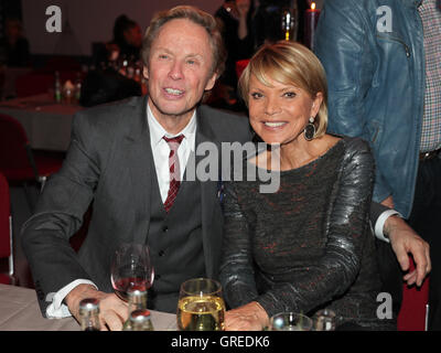 Singer Peter Kraus et actrice Uschi Glas durant l'Avent Festival de lumières 100 000 2015 à Suhl Banque D'Images