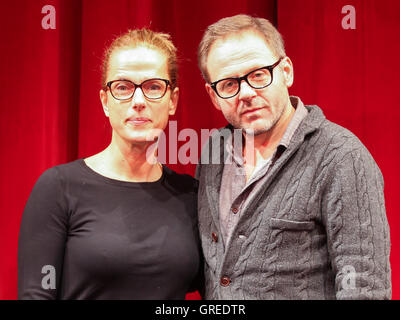 L'actrice Claudia Michelsen et Samuel Finzi en scène de bataille en matinée le 01 31 2016 au Schauspielhaus Magdeburg Banque D'Images