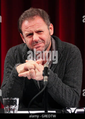 Acteur Samuel Finzi en scène de bataille en matinée le 01 31 2016 au Schauspielhaus Magdeburg Banque D'Images