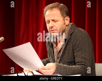 Acteur Samuel Finzi en scène de bataille en matinée le 01 31 2016 au Schauspielhaus Magdeburg Banque D'Images