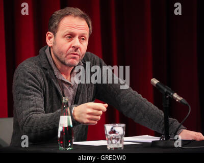 Acteur Samuel Finzi en scène de bataille en matinée le 01 31 2016 au Schauspielhaus Magdeburg Banque D'Images