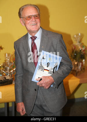 Légende Gustav-Adolf Schur Täve vélo lors d'une cérémonie en l'honneur de son 85e anniversaire à Biederitz Banque D'Images