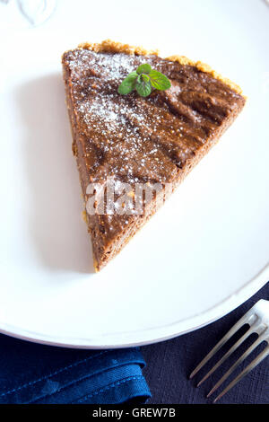 Tarte au chocolat maison (gâteau au fromage) à la menthe sur plaque blanche close up Banque D'Images