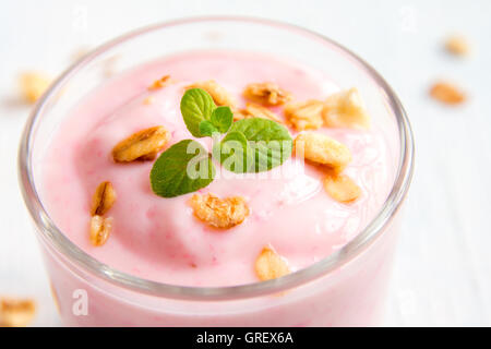 Yogourt aux fraises bio faits maison avec granola et mint en lunettes partie close up Banque D'Images