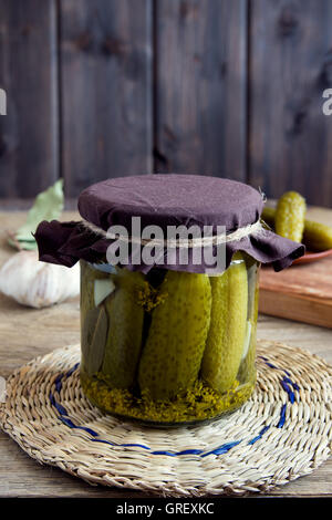 Des cornichons en pot sur fond en bois rustique, Close up Banque D'Images