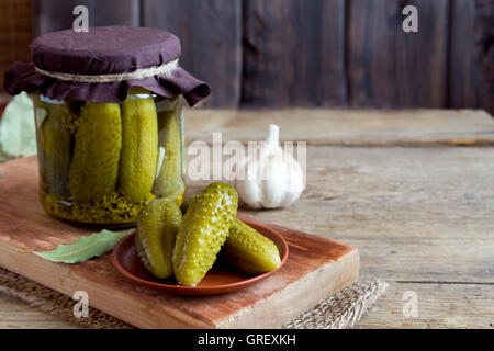 Des cornichons dans bol rustique en background with copy space Banque D'Images