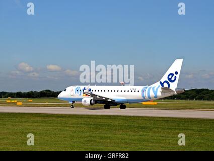 Flybe Embraer ERJ-175STD roulage à l'aéroport de Manchester, Manchester, Angleterre, Royaume-Uni, Europe de l'Ouest. Banque D'Images