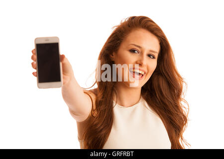 Femme d'affaires affichant un message sur un écran d'un téléphone intelligent isolated over white Banque D'Images