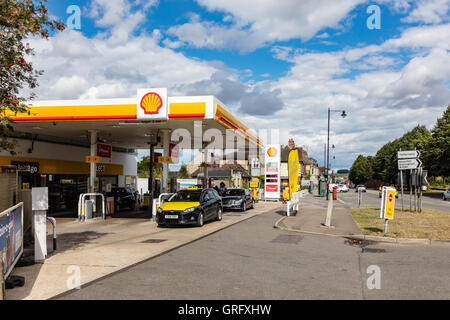 Taxi et voiture à la station-service Shell, Newmarket, Suffolk, UK Banque D'Images