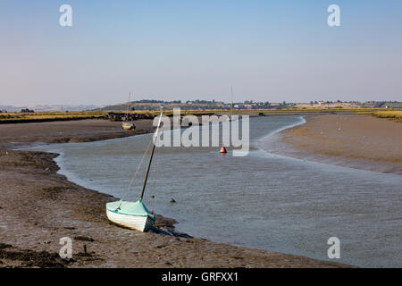 Bateau amarré à marée basse dans la boue à la jonction des ruisseaux et Oare Faversham, Kent, UK Banque D'Images