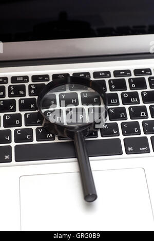 Ordinateur portable avec loupe Banque D'Images