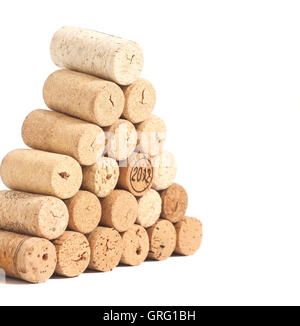 Pyramide faite d'utiliser Wine corks isolated on white Banque D'Images