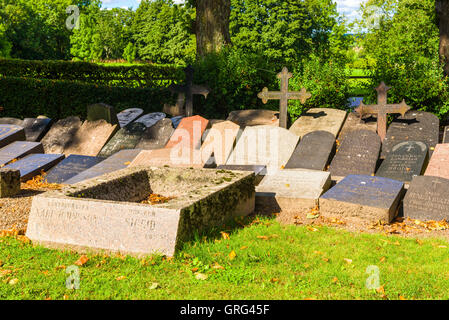 Hourba, Suède - 5 septembre 2016 : Ancien pierres tombales au cimetière emmitouflés pour montrer à quoi elles ressemblent. Probablement une façon de réutiliser les Banque D'Images