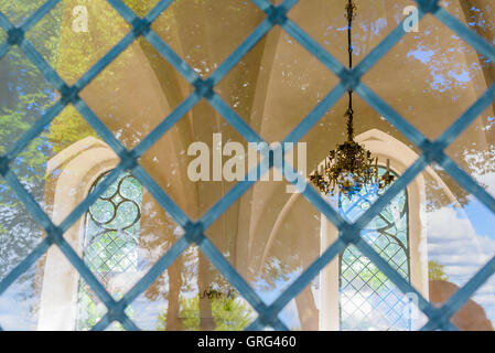 Hourba, Suède - 5 septembre 2016 : un coup d'oeil à l'un de l'église une belle insultent windows lampe de toit et une autre fenêtre sur le Banque D'Images