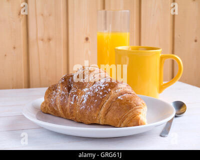 Petit-déjeuner continental croissants, café dans la tasse de jus d'orange et jaune sur la table en bois blanc Banque D'Images