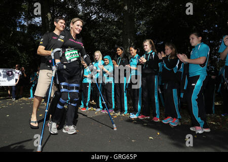 Paralysé ancien horse rider Claire Lomas comme elle commence la Great North Run à Newcastle cinq jours début portant son suitÃ Ã'bionic". Banque D'Images