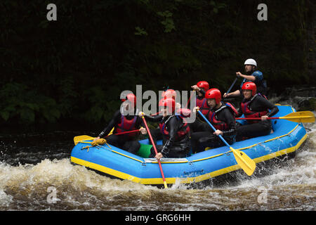 White water rafting à la White Water Centre national sur la rivière Tryweryn en dehors du nord du Pays de Galles Bala Banque D'Images