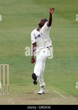 Maurice Chambers d'Essex en action bowling - Essex LA CCC vs Bangladesh - Match à la Ford Comté Rez, Chelmsford - 14/05/10 Banque D'Images